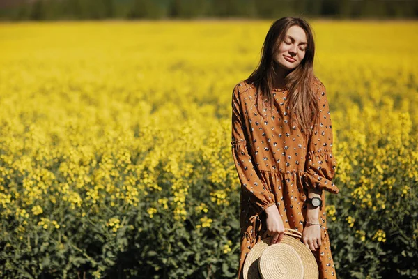 Bela Jovem Caminha Campo Colza Amarela Menina Morena Cabelo Longo — Fotografia de Stock