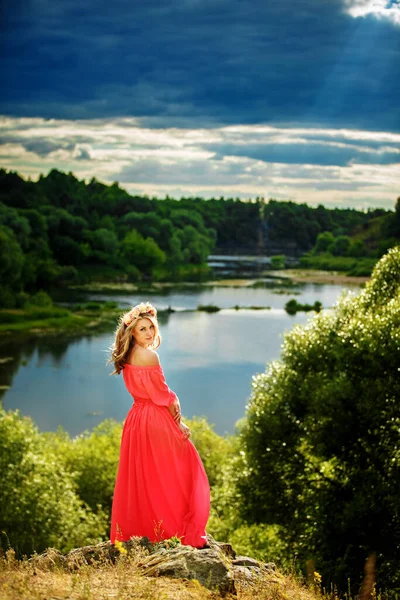 Full Längd Porträtt Vackra Sensuella Unga Blonda Kvinna Nära Sjön — Stockfoto