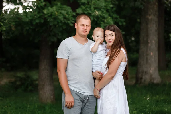 Joyeux Jeune Famille Maman Papa Bébé Fils Passer Temps Ensemble — Photo