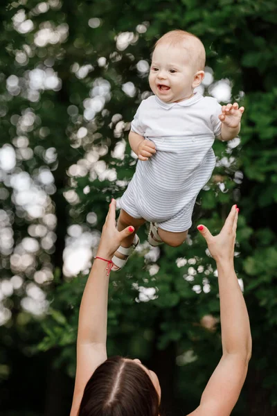 Gelukkige Mooie Vrouw Jonge Moeder Spelen Overgeven Met Haar Schattige — Stockfoto