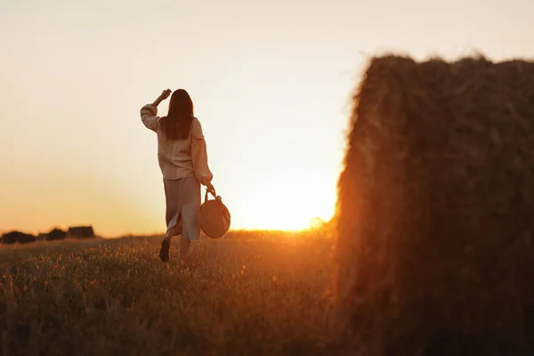 Jovem Bela Luz Pôr Sol Verão Campo Está Andando Perto — Fotografia de Stock