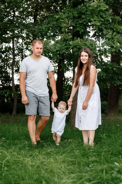 Gelukkig jong familie, mam, papa en baby zoon tijd doorbrengen samen buiten in de zomer groene tuin — Stockfoto