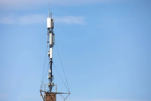 Πύργος Επικοινωνίας Πάνω Ραδιοκεραία Πύργος Πύργος Κεραίας Μικροκυμάτων Στο Φως — Φωτογραφία Αρχείου