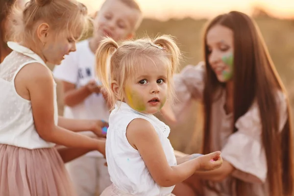 Madres Jóvenes Felices Jugando Con Sus Hijos Aire Libre Verano — Foto de Stock