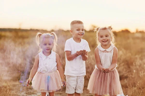 Kinder Den Farben Der Halle Spielen Einem Sonnigen Sommertag Familie — Stockfoto