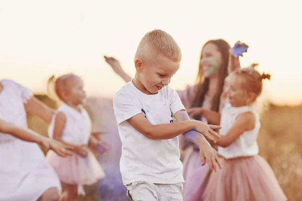 Madres Jóvenes Felices Jugando Con Sus Hijos Aire Libre Verano — Foto de Stock