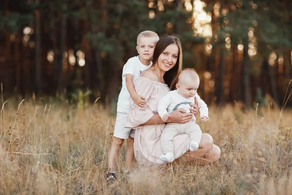 Une Jeune Mère Embrassant Ses Deux Petits Fils Vacances Famille — Photo