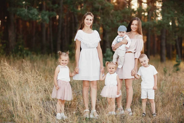 Feliz Grande Gay Família Duas Jovens Mães Bonitas Quatro Crianças — Fotografia de Stock