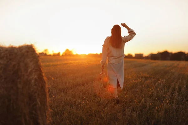 Eine Junge Frau Schönen Licht Des Sommerlichen Sonnenuntergangs Auf Einem — Stockfoto