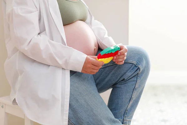 Ciężarna Kobieta Dużym Brzuchem Zaawansowana Ciąża Jest Przy Użyciu Anty — Zdjęcie stockowe