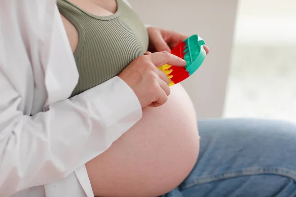 Mujer Embarazada Con Gran Vientre Embarazo Avanzado Está Utilizando Estrés — Foto de Stock
