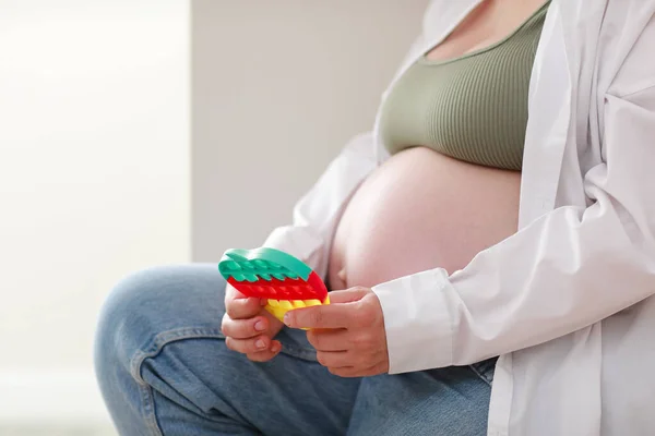 Ciężarna Kobieta Dużym Brzuchem Zaawansowana Ciąża Jest Przy Użyciu Pop — Zdjęcie stockowe