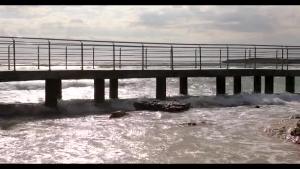Vagues frappant jetée en béton avec clôture en acier inox. Tournage magnifique campagne méditerranéenne en vacances en mer — Video