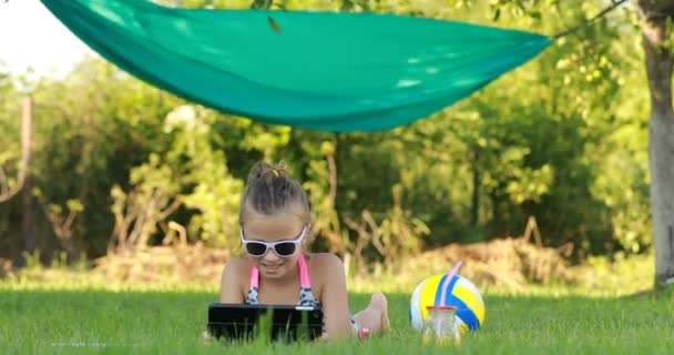 Dívka Sunglasess Používá Notebook Leží Trávě Letní Slunečný Den Houpací — Stock video