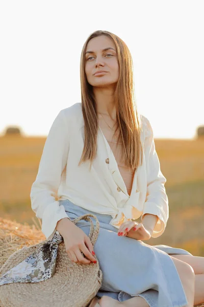 Vackert Porträtt Ung Kvinna Solnedgången Med Varma Gula Solstrålar Ansiktet — Stockfoto