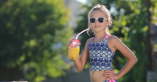 Gyönyörű Kislány Aranyos Kisbaba Fürdőruhában Napszemüvegben Narancslevet Iszik Gyerek Jól — Stock videók