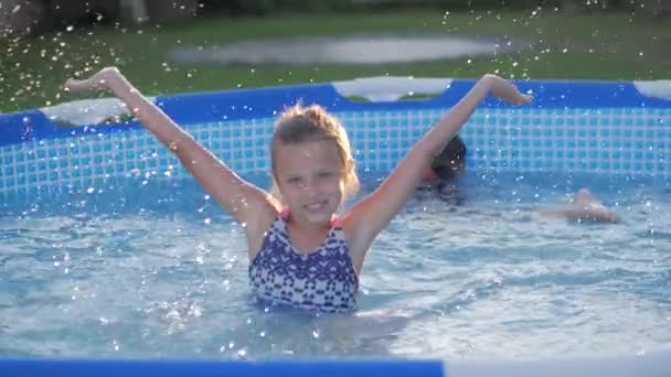 Niños Felices Nadando Piscina Amigos Chapoteando Juguetonamente Divirtiéndose Nadando Juntos — Vídeos de Stock