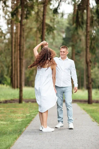 Alegre Pareja Enamorada Pasa Tiempo Juntos Bailan Caminan Por Bosque —  Fotos de Stock