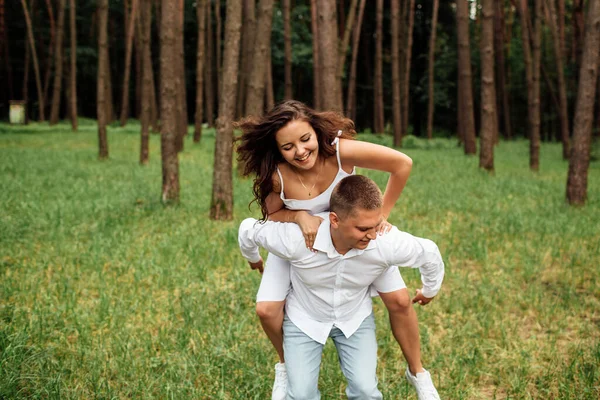 Lächelndes Paar Das Sich Park Vergnügt Liebe Und Zärtlichkeit Dating — Stockfoto