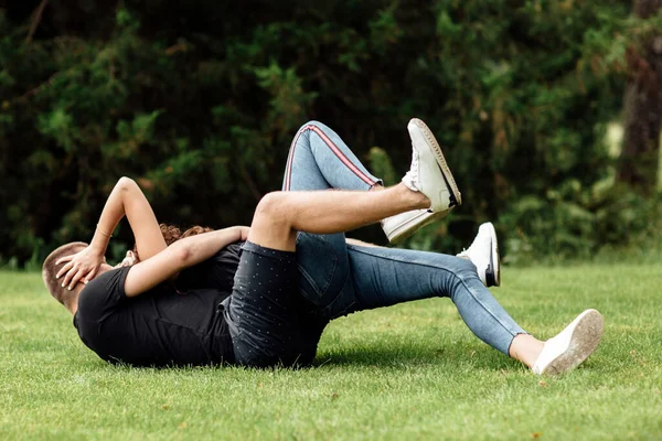 Jong Stel Het Hebben Van Plezier Spelen Het Gras Zomerdag — Stockfoto