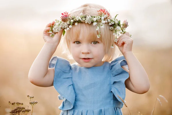 Menina Está Vestindo Uma Coroa Flores Sua Cabeça Campo Verão — Fotografia de Stock
