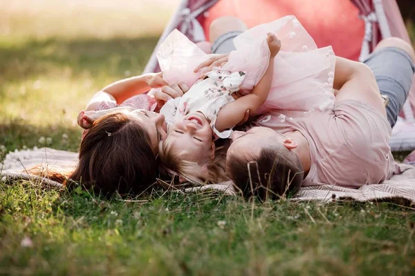 Retrato Familia Feliz Mamá Papá Abrazando Hija Naturaleza Pareja Joven —  Fotos de Stock