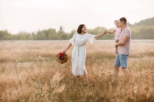 Retrato Familia Feliz Mamá Papá Hija Caminan Campo Familia Joven — Foto de Stock