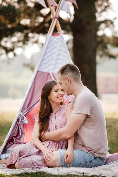 Relaxado Jovem Casal Sentado Perto Wigwam Parque Dia Ensolarado Férias — Fotografia de Stock