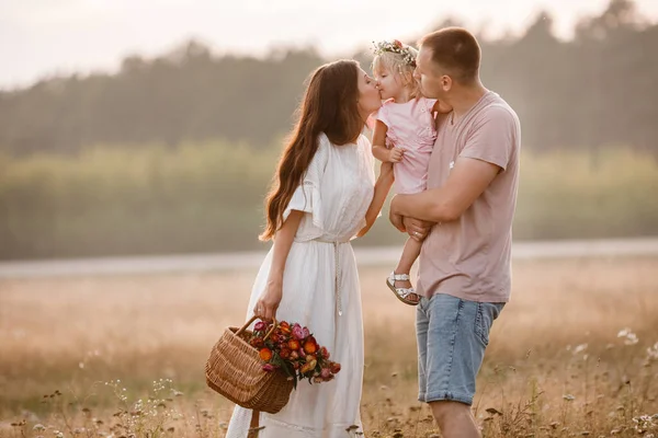 幸福家庭的画像 爸爸和女儿在田野里散步 年轻的家庭在一起度假 暑假的概念 宝宝的日子 — 图库照片