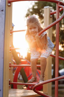 Çocuk, çocuk ya da çocuk dışarıda oyun oynuyor.