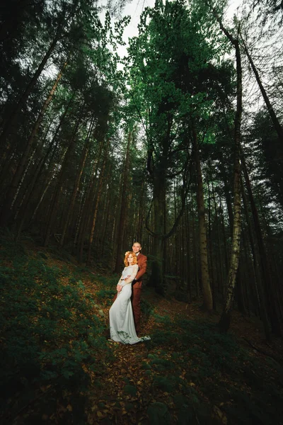 Νύφη Και Γαμπρός Περνούν Από Δάσος Χέρι Χέρι Ευτυχισμένος Γαμπρός — Φωτογραφία Αρχείου