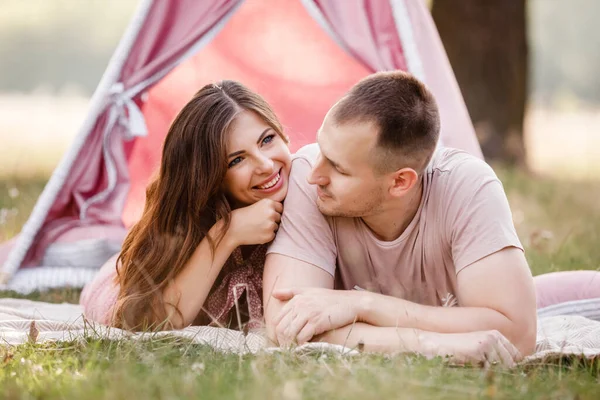 Relaxed Young Couple Sitting Wigwam Park Sunny Day Summer Holiday — Stock Photo, Image