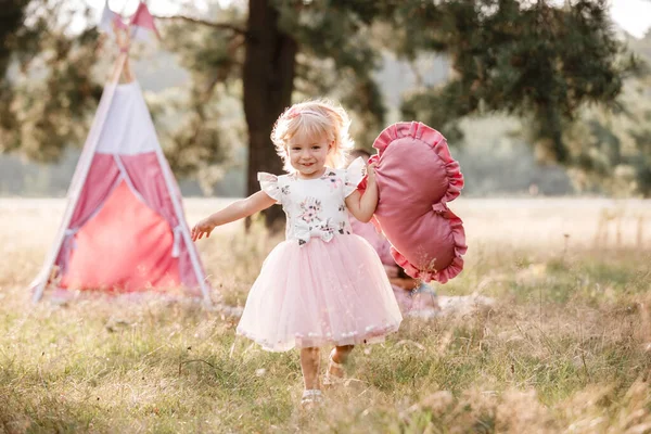 Дівчинка Одягнена Рожеве Плаття Тримає Велике Рожеве Серце Руках Мамо — стокове фото