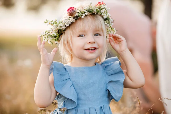 Маленька Дівчинка Носить Квітковий Вінок Голові Полі Літній Сонячний День — стокове фото