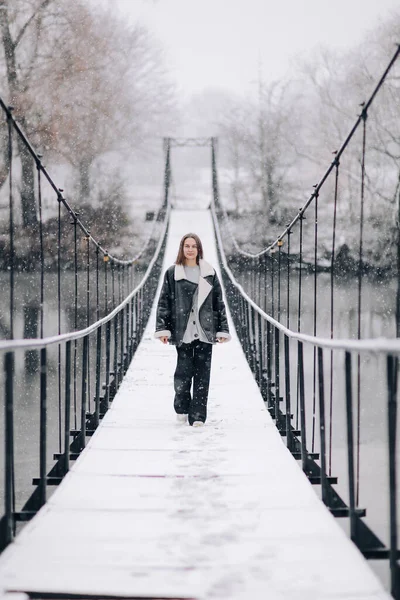 Žena Zimním Dni Přejde Řeku Visutém Mostě Mladá Dívka Teplém — Stock fotografie