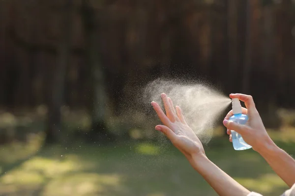 Kobiety Naciska Sprayu Alkoholowego Naturze Czyszczenia Jej Dłoni Spray Alkoholowy — Zdjęcie stockowe