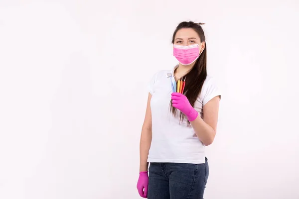 Mulher Dentista Rosa Máscara Protetora Luvas Segurando Ferramentas Isoladas Fundo — Fotografia de Stock