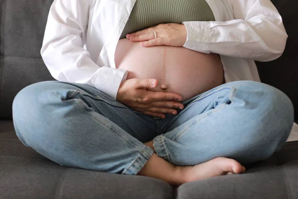 Femme Enceinte Avec Gros Ventre Grossesse Avancée Reposant Sur Canapé — Photo