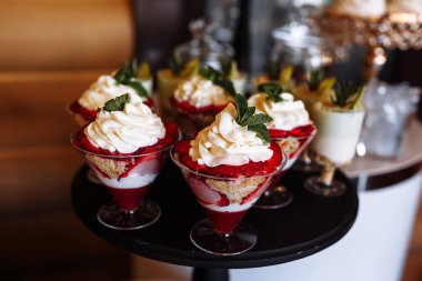 Lüks düğün yemekleri, modern tatlılar, çörekler, meyveli tatlılar. Pahalı düğün resepsiyonunda lezzetli bir çikolata. parti bayramı kutlaması. seçici odak.