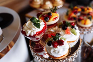 Lüks düğün yemekleri, modern tatlılar, çörekler, meyveli tatlılar. Pahalı düğün resepsiyonunda lezzetli bir çikolata. parti bayramı kutlaması. seçici odak.