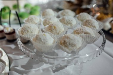Lüks düğün resepsiyonunda nefis bir çikolata. Pahalı bir yemek şirketi. Modern tatlılar, çörekler, meyveli tatlılar. Bebek ya da gelin partisi. Bayram kutlaması. seçici odak