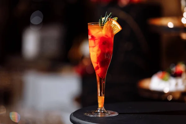 Cocktail Alcoolisé Exotique Frais Coloré Avec Orange Romarin Sur Bureau — Photo