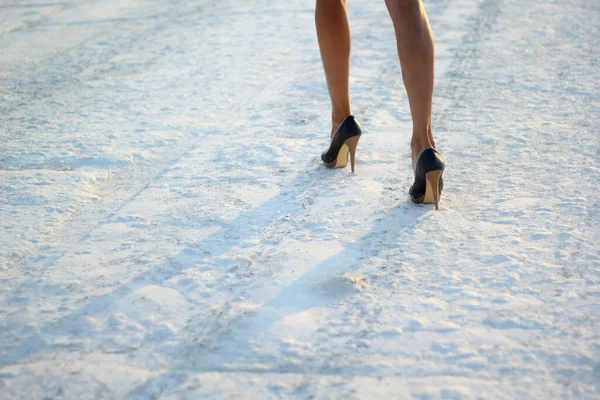 Oříznutá Fotka Ženských Nohou Botách Sněhu Selektivní Zaměření — Stock fotografie
