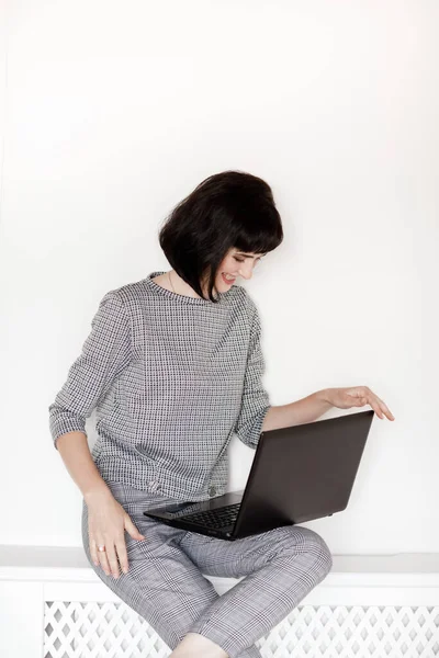 Feliz Joven Freelancer Que Trabaja Computadora Casa Atractiva Mujer Negocios — Foto de Stock