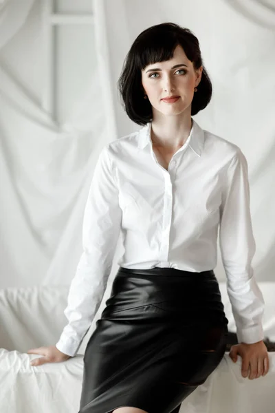 Kendine Güveni Tam Çekici Bir Kadını Beyaz Gömlekli Deri Etekli — Stok fotoğraf
