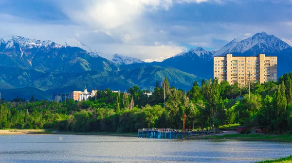 Lago Sayran. Ciudad de Almaty Imagen de archivo