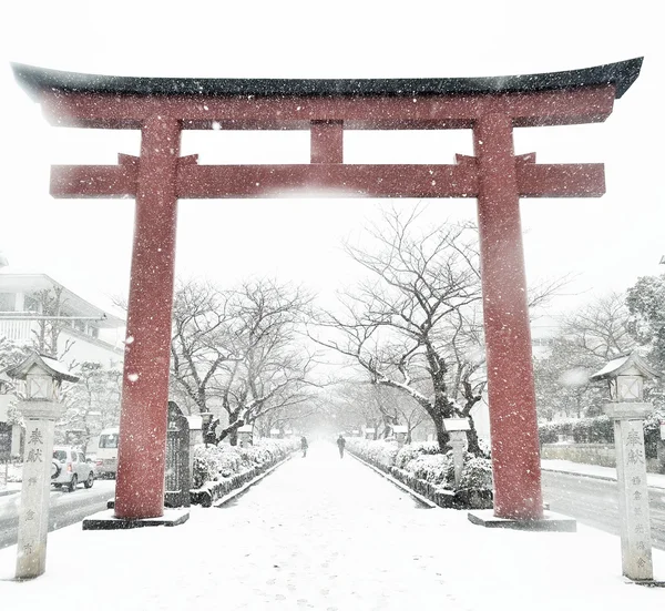 Bir kar fırtınası Japon kırmızı Torii Kapısı
