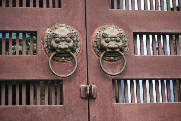 Een Paar Antieke Kopportieren Leeuwenhandgrepen Een Oude Ijzeren Poort Hanoi Stockfoto