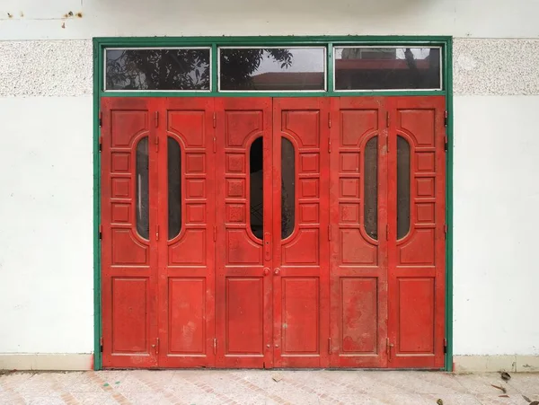 Tre Paia Porte Dipinte Rosse Vintage Con Vetri Giorno Sopra — Foto Stock