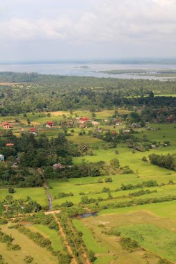 Dikey görünümünden Tonle Sap Gölü üzerinde Angkor Wat, Cambodia